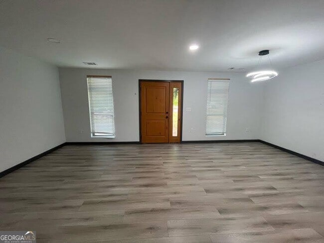 Building Photo - 185 Glenrose Cir SW