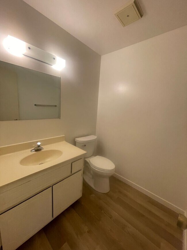Building Photo - Beautiful Capitola Condo minutes from Capitola Village!