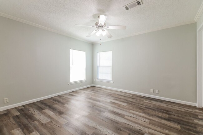 Building Photo - 3 BR/2BA | Newly Renovated Single Family Home  | Huge fenced backyard| In Dallas!