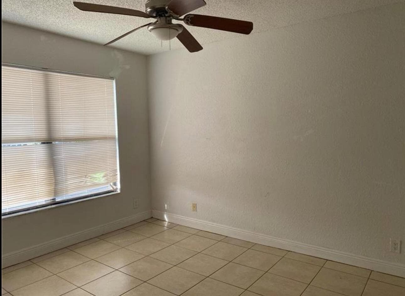 Building Photo - 1455 Lake Crystal Dr