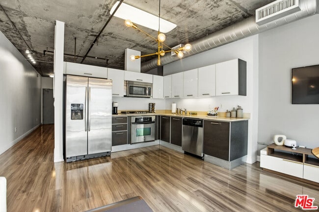 Building Photo - 645 W 9th St