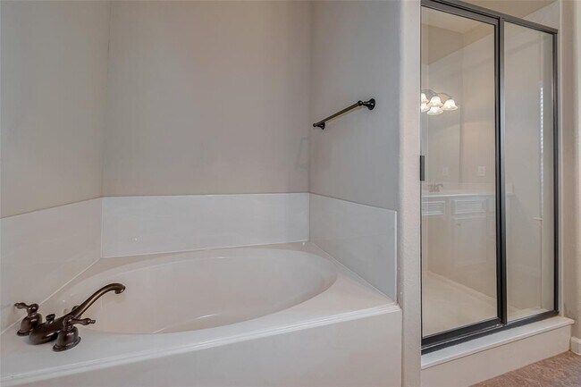 Building Photo - 2865 Westhollow Dr