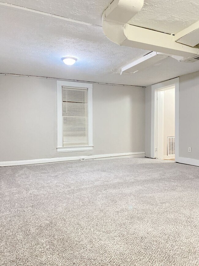 Building Photo - Large 2 bed 1 bath house