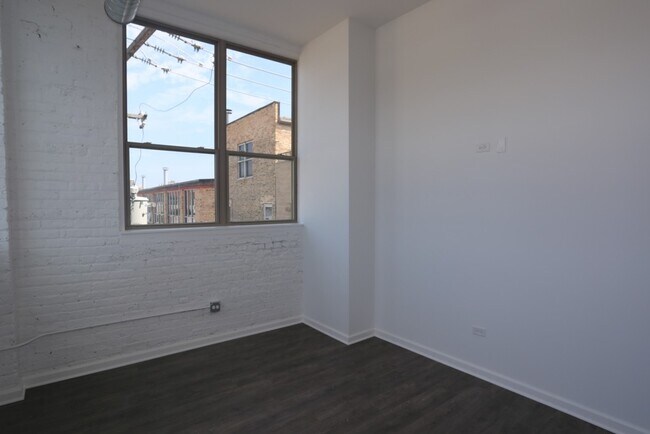 Building Photo - 932 W Dakin St
