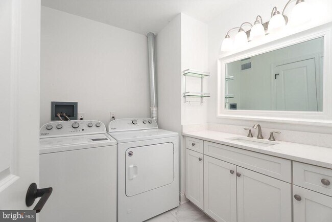 Building Photo - 211 Ross Stevenson Cir