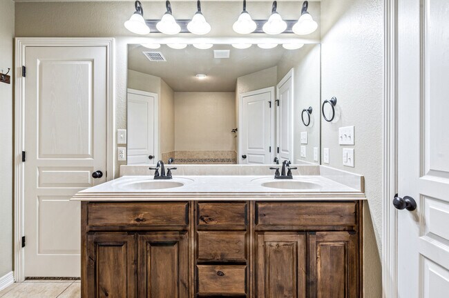 Building Photo - 1617 Shadow Canyon Dr