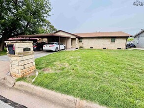 Building Photo - 2905 S Bandera Dr