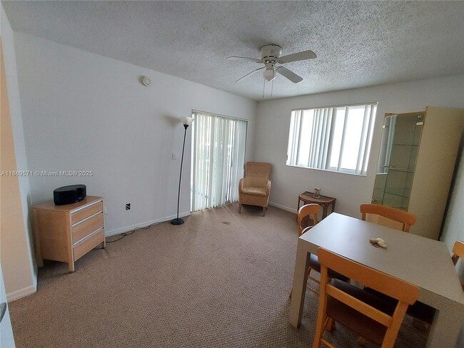 Building Photo - 2640 S University Dr