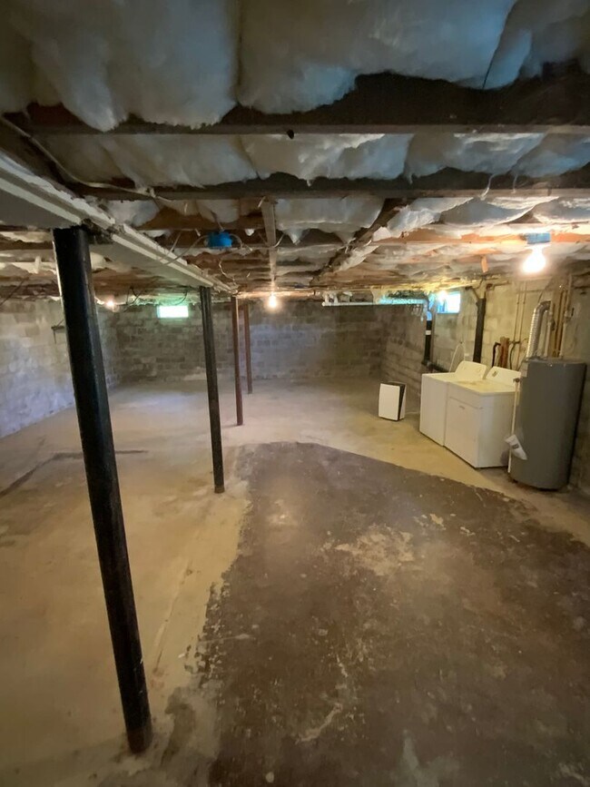 Building Photo - 390 Pine Grove Rd