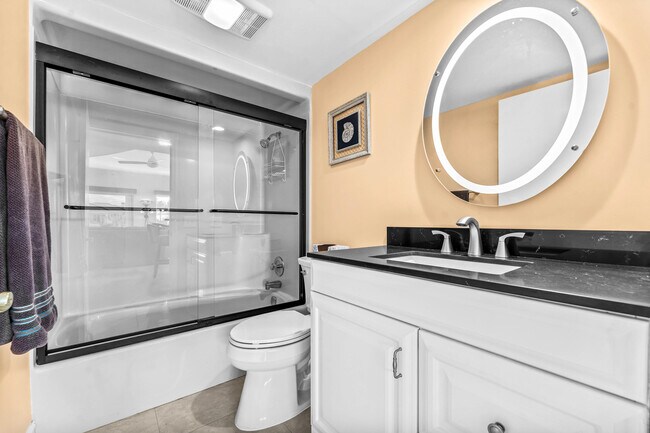 Building Photo - 1166 Hillsboro Mile