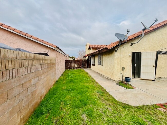 Building Photo - 3220 Ave S-2