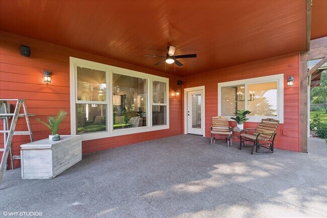 Building Photo - Stunning Columbia Falls Home w/horse pasture