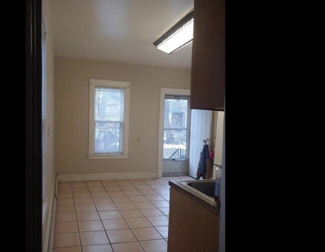 Building Photo - 619 N Mendota St