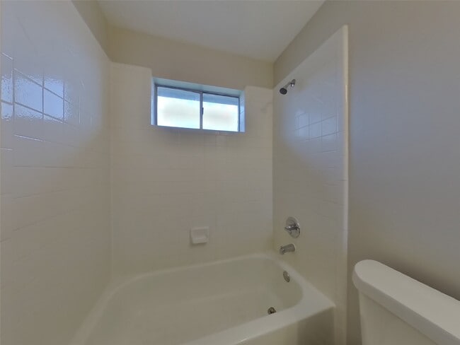 Building Photo - 423 Lazy Ln