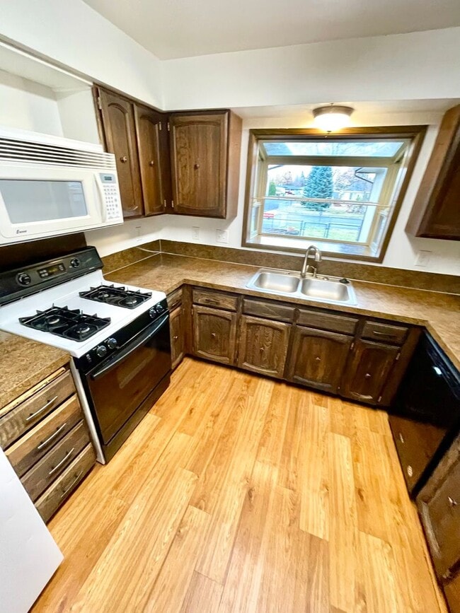 Building Photo - 3 Bedroom, 2 bath home in Sunset Village