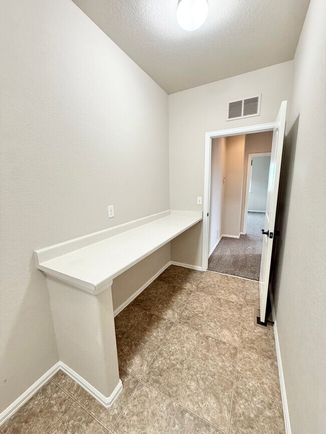 Building Photo - Move in ready home on Keagster