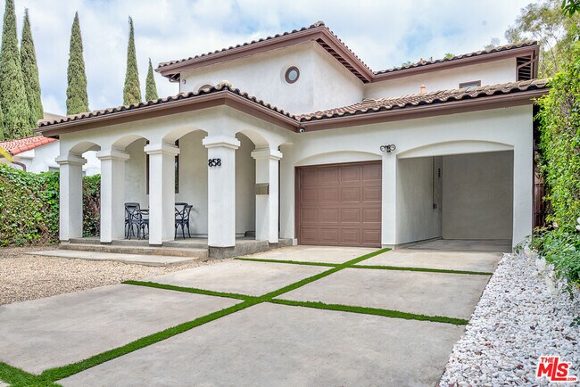 Building Photo - 858 N W Knoll Dr