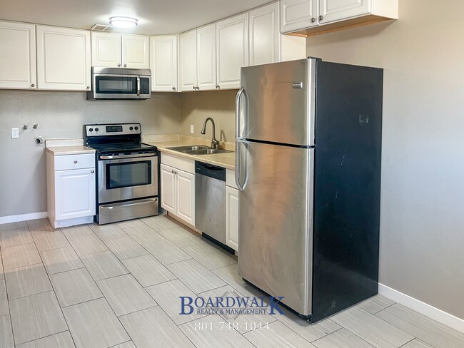Building Photo - Recently Remodeled 2 bedroom in Salt Lake!