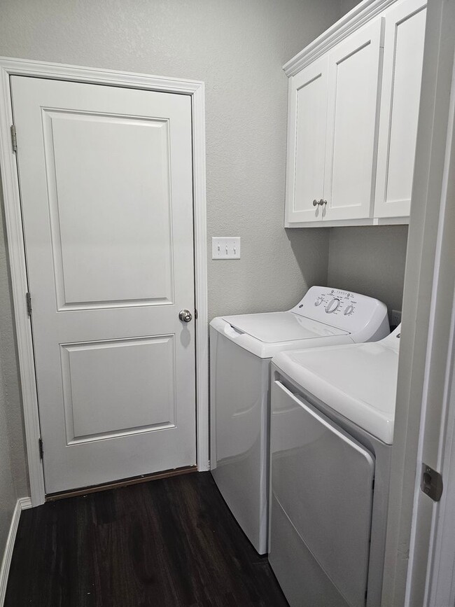 Building Photo - Beautiful New Townhomes in Alma!