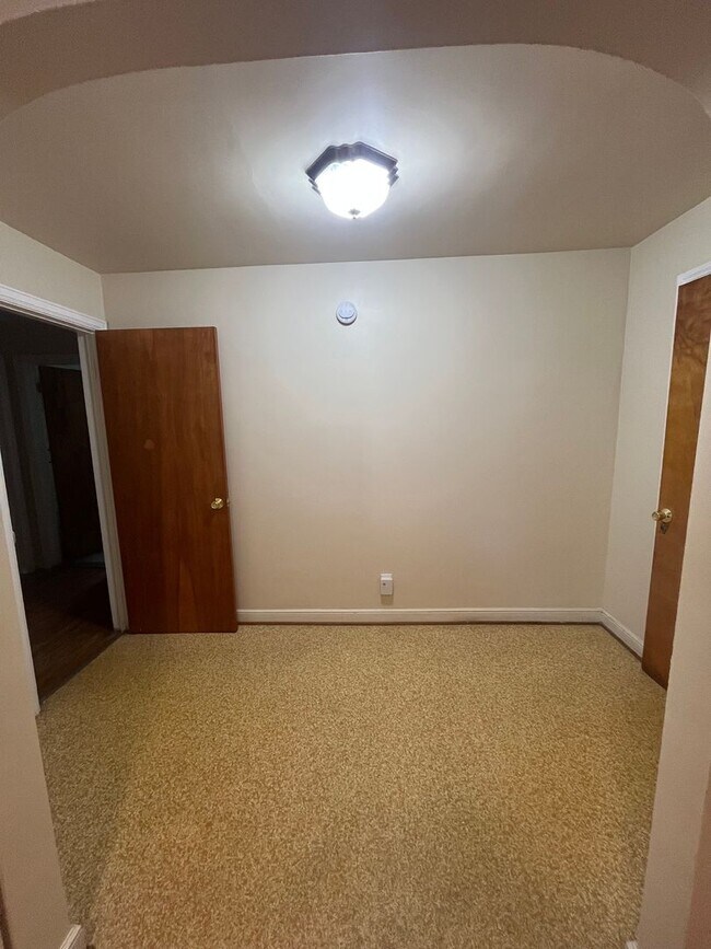 Building Photo - 3 Bedroom Home with In-Law Suite Available Near Rochester General