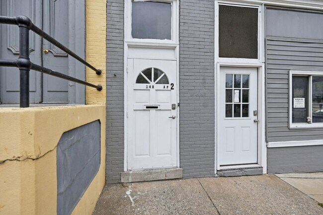 Building Photo - 348 N 6th St