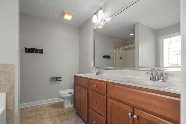 Building Photo - 4 Bedroom 2.5 Bath Home