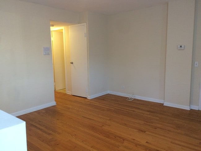Building Photo - 2118 W Berwyn Ave