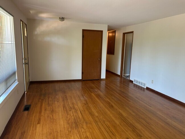 Building Photo - Meadowbrook Home