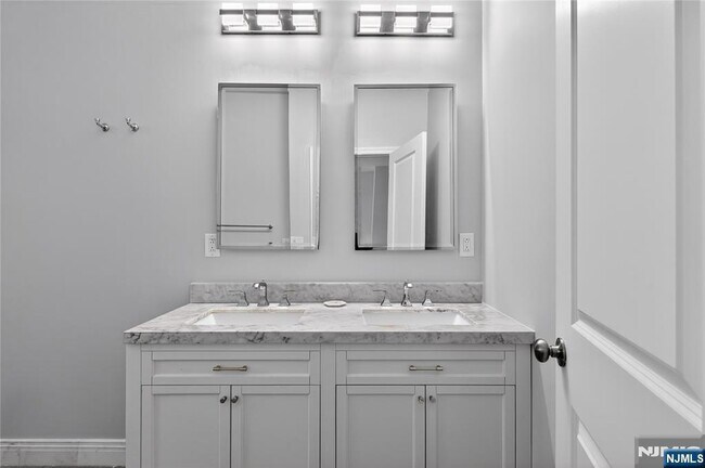 Building Photo - 117 Truman Dr