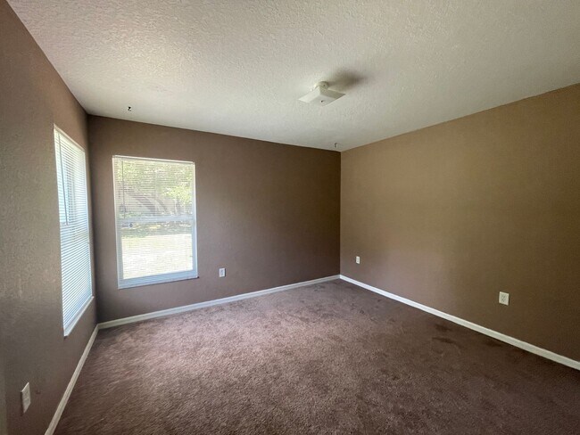 Building Photo - 3 Bedroom 2 bath 2 Car Garage situated on a large Corner Lot in SW Ocala