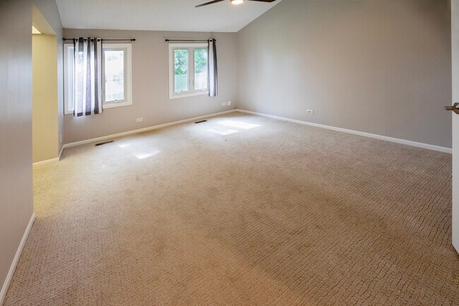 Building Photo - 329 Redwing Dr