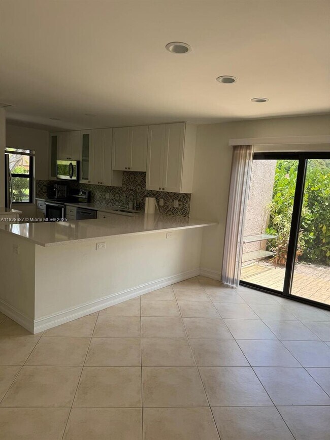 Building Photo - 9293 Vista Del Lago