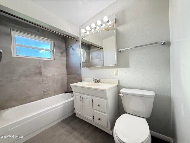 Building Photo - 10180 Saigon Dr