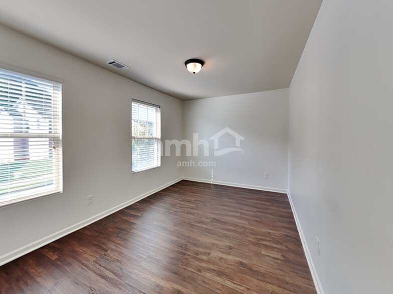 Building Photo - 4013 Clay Ct SE