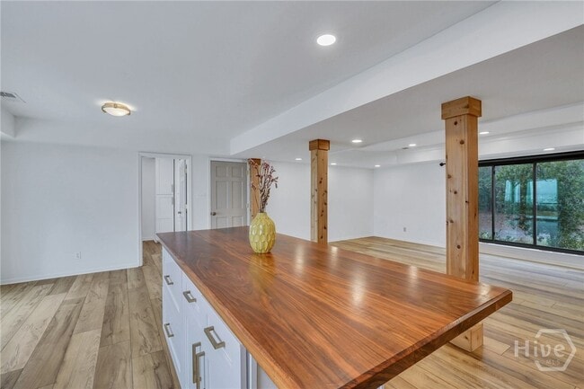 Building Photo - 1015 Mill Hill Rd