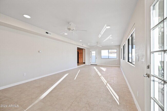 Building Photo - 1831 E La Jolla Dr