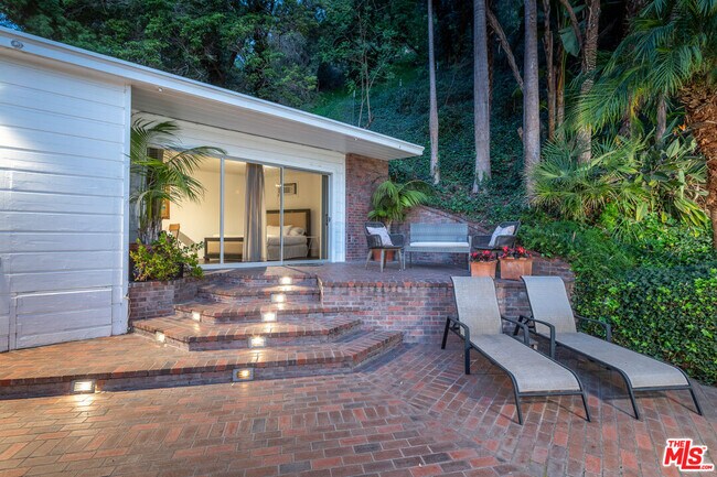 Building Photo - 1148 Coldwater Canyon Dr