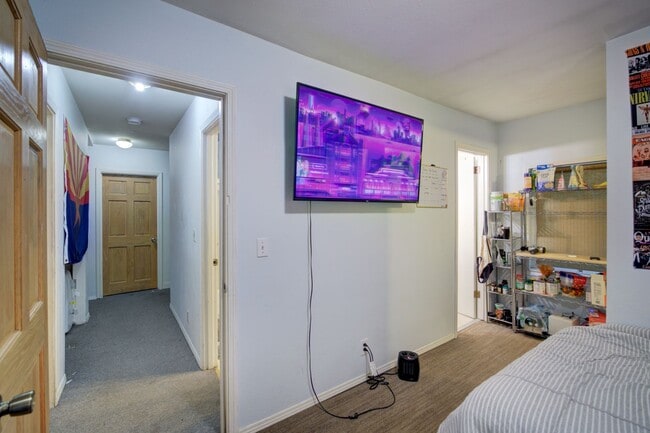 Building Photo - Huge U.W. Home Now Renting for September 2026