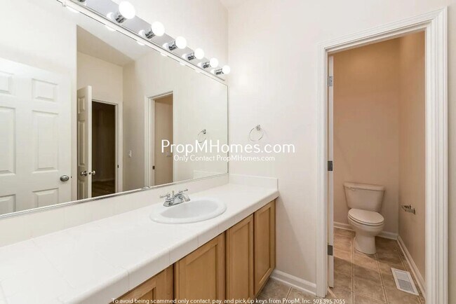 Building Photo - Spacious Three Bedroom Home on Bull Mountain - Gated Street!