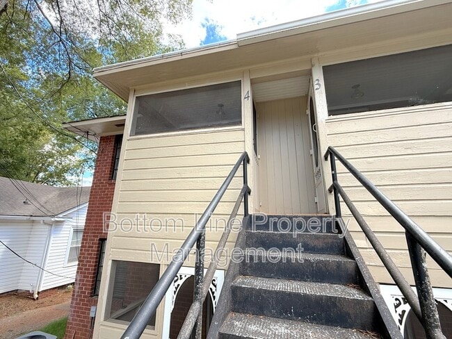 Building Photo - 1720 Garden Terrace