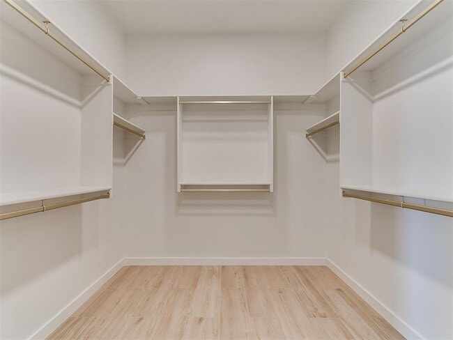 Building Photo - 605 N Idaho Ave