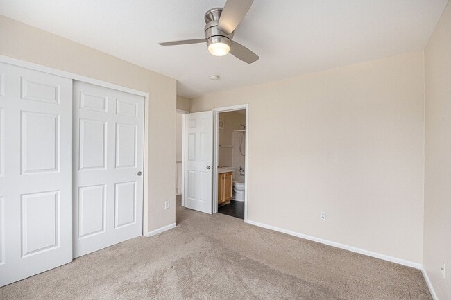 Building Photo - Bright & Spacious End-Unit Townhome with High Ceilings, Fireplace and over 1500 sqft of Living Sp...