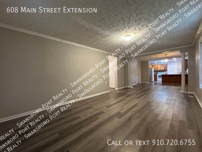 Building Photo - 608 Main St Ext