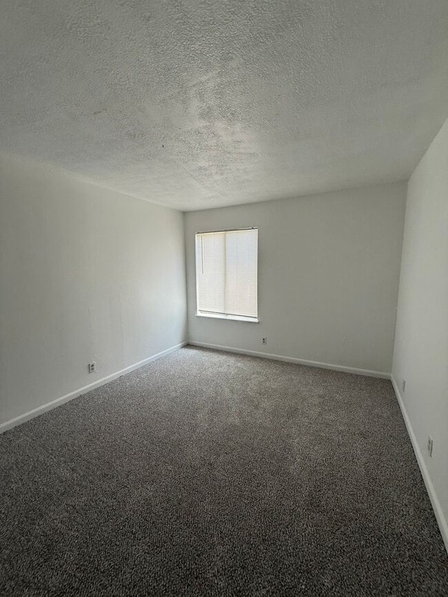 Building Photo - Beautifully Newly Refurbished Condo, 2 Bed...
