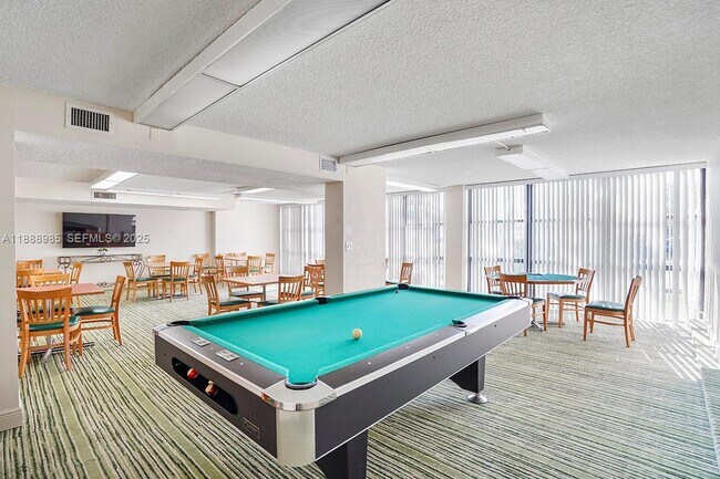 Building Photo - 800 Parkview Dr