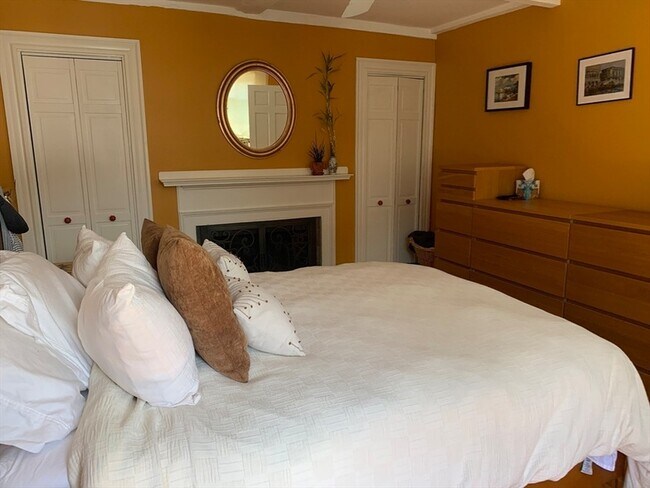 Building Photo - 10 Salem St Ave