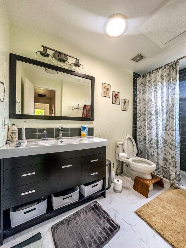 Building Photo - Beautiful & Large 4-Bd 2.5-Ba, in Boulders...