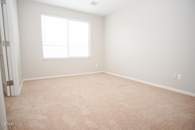 Building Photo - 4200 Camelot Heights Dr