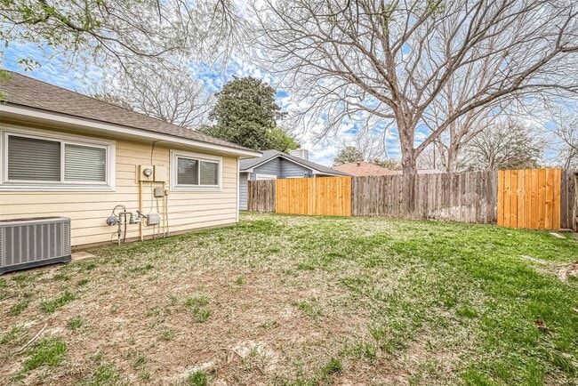 Building Photo - 9247 Autumnsong Dr