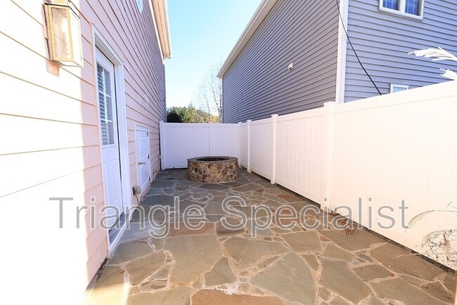 Building Photo - 100 Honeybee Trce